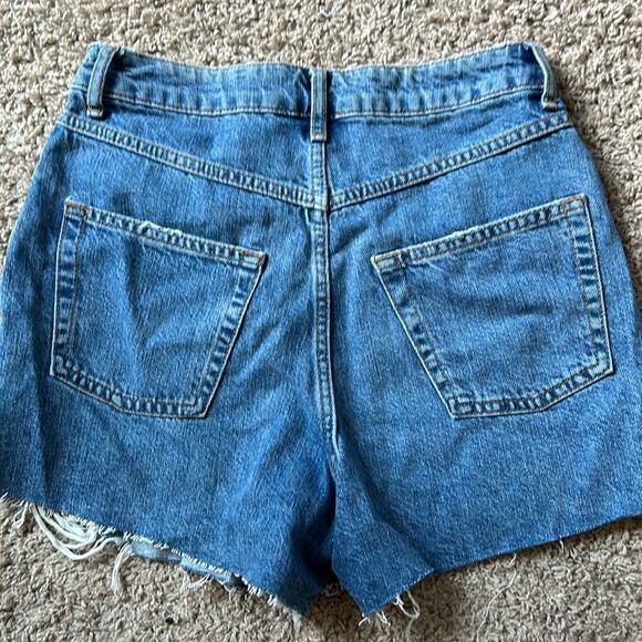 Top Shop distressed jean short. Size 4 - Picture 3 of 3